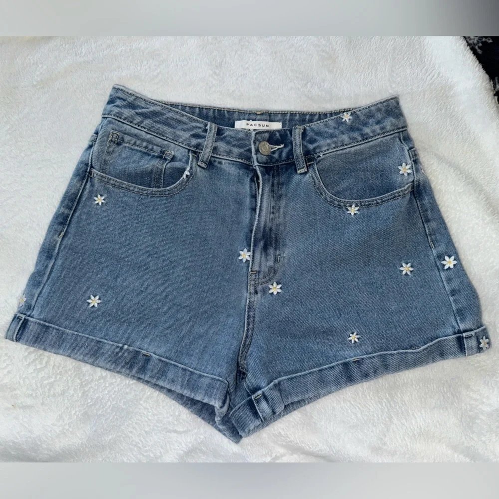 PACSUN mom shorts with stitched flowers